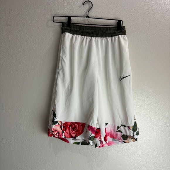 Nike Dri Fit Floral Shorts Size Medium - Picture 1 of 8